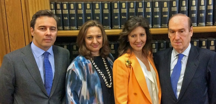 Las hermanas Marta y Cristina Álvarez junto a Dimas Gimeno. El Corte Inglés, en ‘tie break’: consejo clave para el futuro de Gimeno y del grupo